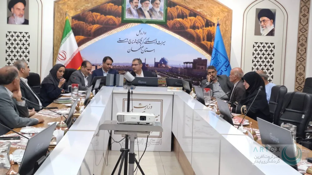 گفت‌وگوی اساتید و پیشکسوتان صنایع دستی با مدیرکل میراث فرهنگی اصفهان