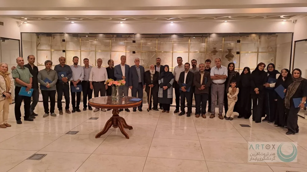 گفتگو با خانم دکتر ایزدی و خانم دکتر امیری در مراسم تجلیل از هنرمندان آثار به‌نمایش‌درآمده در گالری خاجو